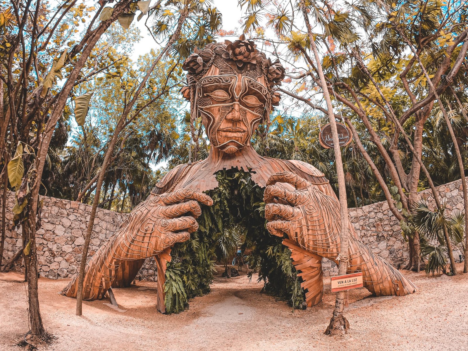 Ven a la Luz Sculpture